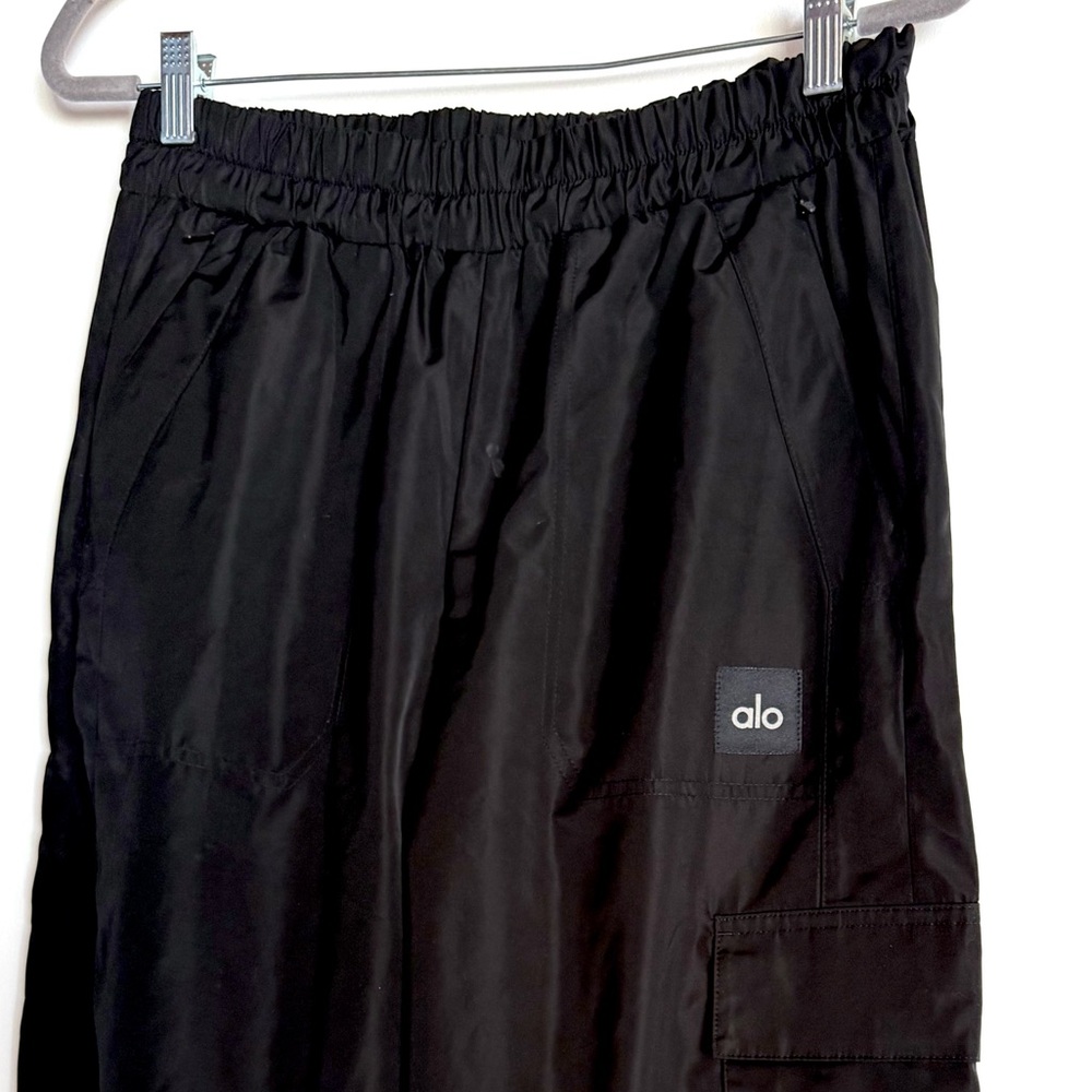 ALO Yoga Women’s Black Cargo Pants with Ankle Zippers - Picture 2 of 5